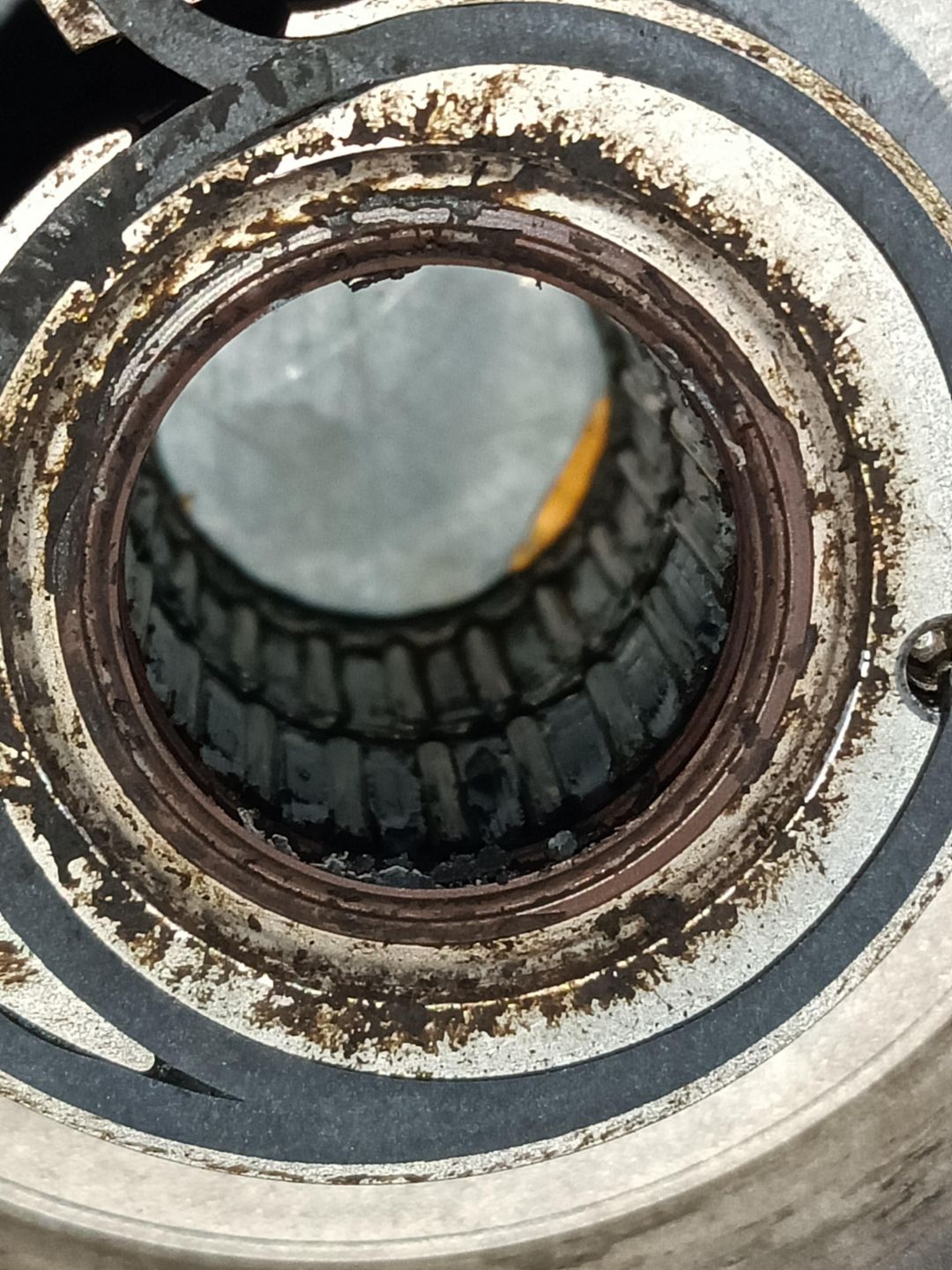 日本岩田ISP-250E的OS盘密封条磨损，由大量油渍污垢需要清理